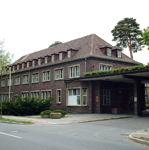 Eingang des Institutsgebäude am JKI-Standort Kleinmachnow.