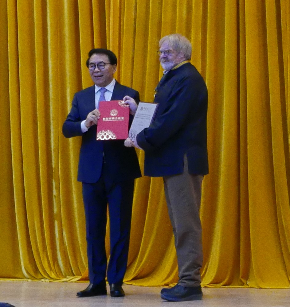 Der Präsident der CAS, Prof. Dr. Chunli Bai, überreicht Ewald Schnug Urkunde und Medaille des chinesischen Staatspreises. © CAS