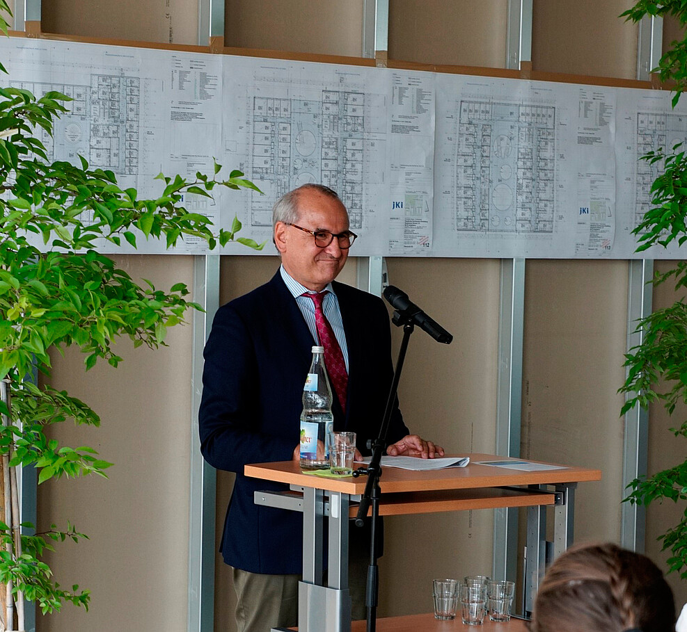 Clemens Neumann (Abteilungsleiter im BMEL) bei seinem Grußwort anlässlich des Richtfestes zum Neubau am JKI-Dossenheim