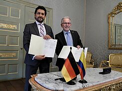 The JKI and Colombian AGROSAVIA sign a Letter of Intent to cooperate on research issues in the future. From left: Jorge Mario Díaz Luengas and JKI President Frank Ordon.