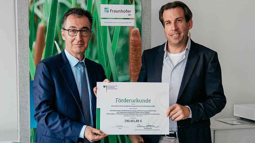 Bundeslandwirtschaftsminister Cem Özdemir überreichte in Stuttgart Dr. Lorenz Kottmann vom JKI-Fachinstitut für Pflanzenbau und Bodenkunde den Förderbescheid für das Teilvorhaben 7 des RoNNi-Projekts. ©BMEL