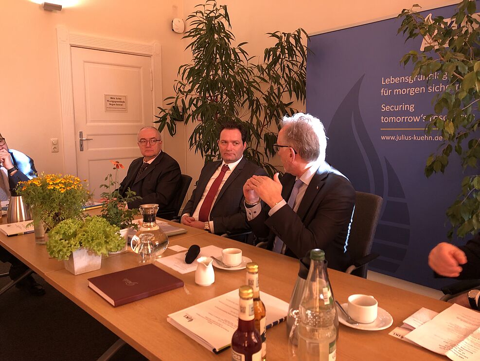 Österreichs Landwirtschaftsminister Totschnig (Mitte) im Erfahrungsaustausch mit BMEL-Abteilungsleiter Schmied (l.) und JKI-Präsident Ordon (r.). © S. Hahn/JKI