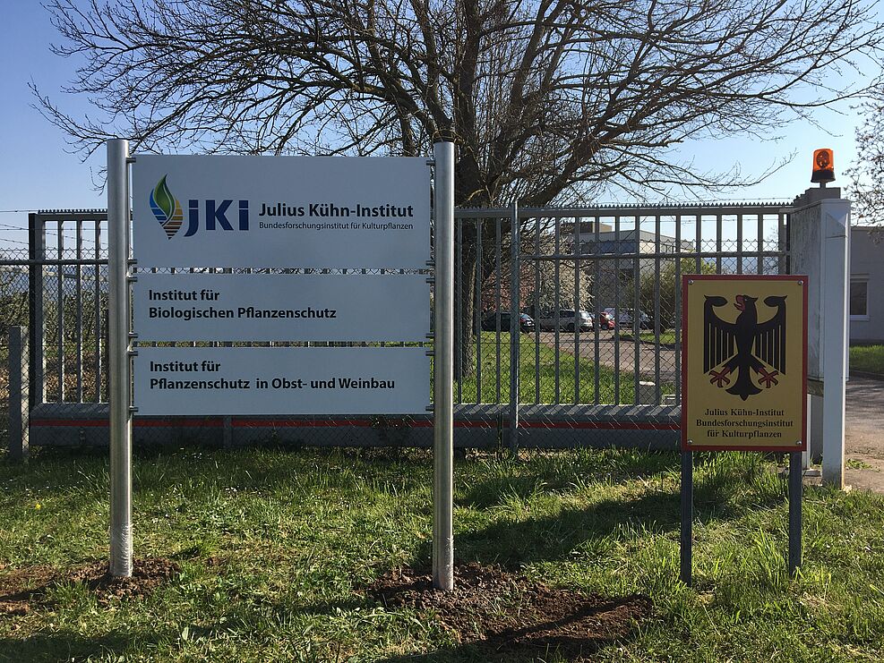 Vereint im Eingangsschild: Die JKI-Fachinstitute für Biologischen Pflanzenschutz und Pflanzenschutz in Obst- und Weinbau. ©Jelkmann/JKI