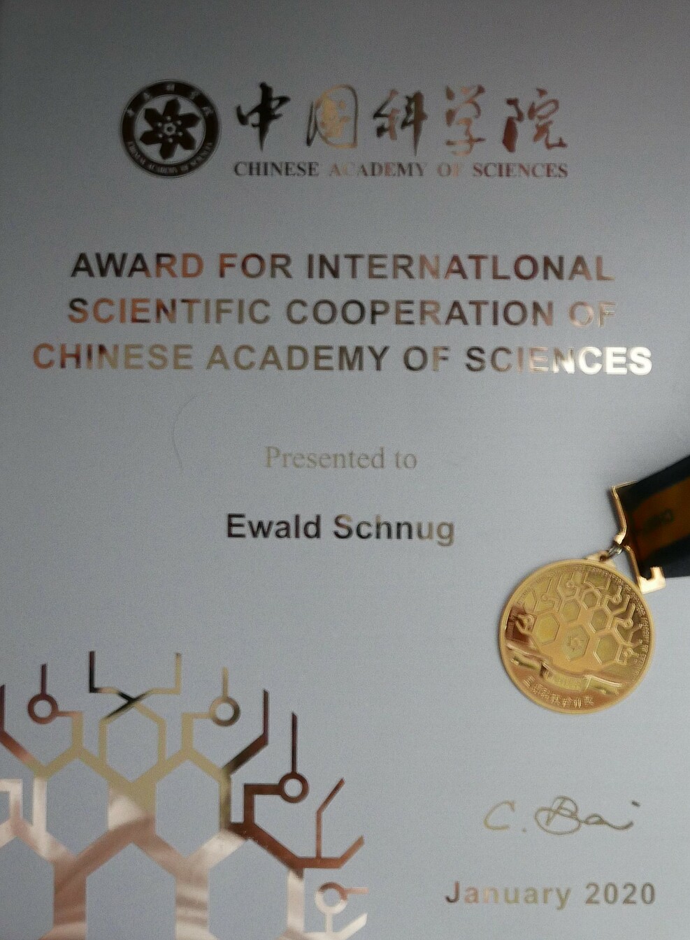 Urkunde und Medaille des „2019 Award for International Scientific Cooperation of the Chinese Academy of Sciences.” © CAS