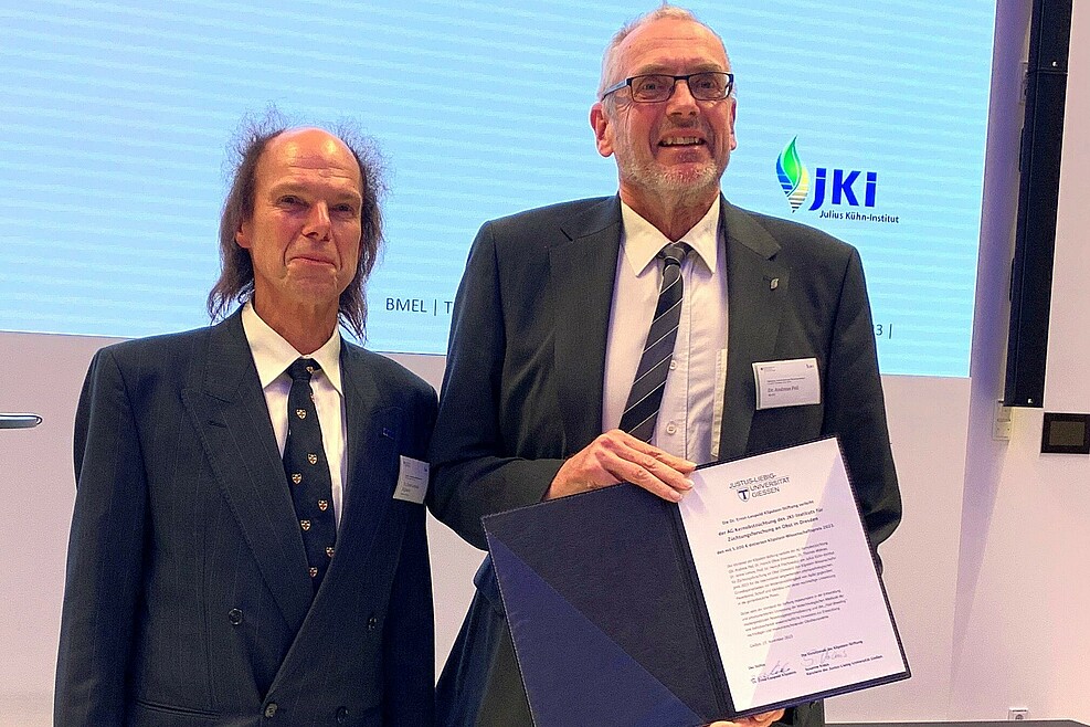 Dr. Ernst-Leopold Klipstein mit Dr. Andreas Peil, Leiter der AG Kernobstzüchtung am JKI.