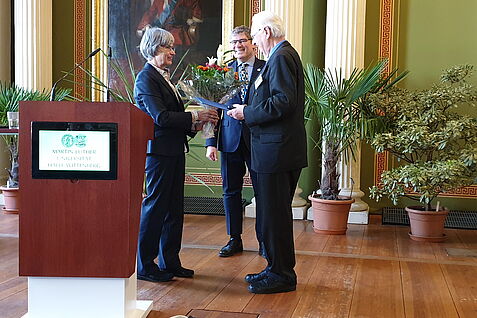 (v.l.) Dr. Heidrun Vogt (JKI) und Dr. Jürgen Gross (DGaaE-Präsident) gratulieren Prof. Fred Klingauf zur Auszeichnung mit der Escherich-Medaille am 11.3.2019.© Katja Kramp/Senckenberginstitut (Müncheberg)