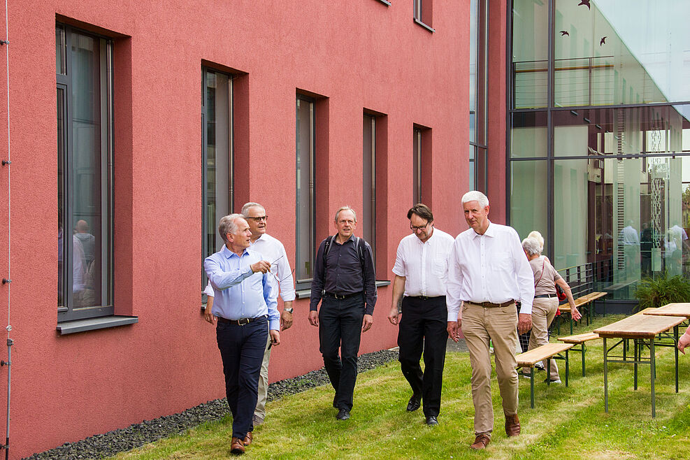 Fünf Männer unterhalten sich laufend. Es handelt sich um JKI-Präsident Prof. Frank Ordon, Elmar Pfülb (Bundessortenamt), Albert Wulff (BMEL), Bernt Farcke (BMEL) und Olaf Feuerborn (DBV Sachsen-Anhalt)