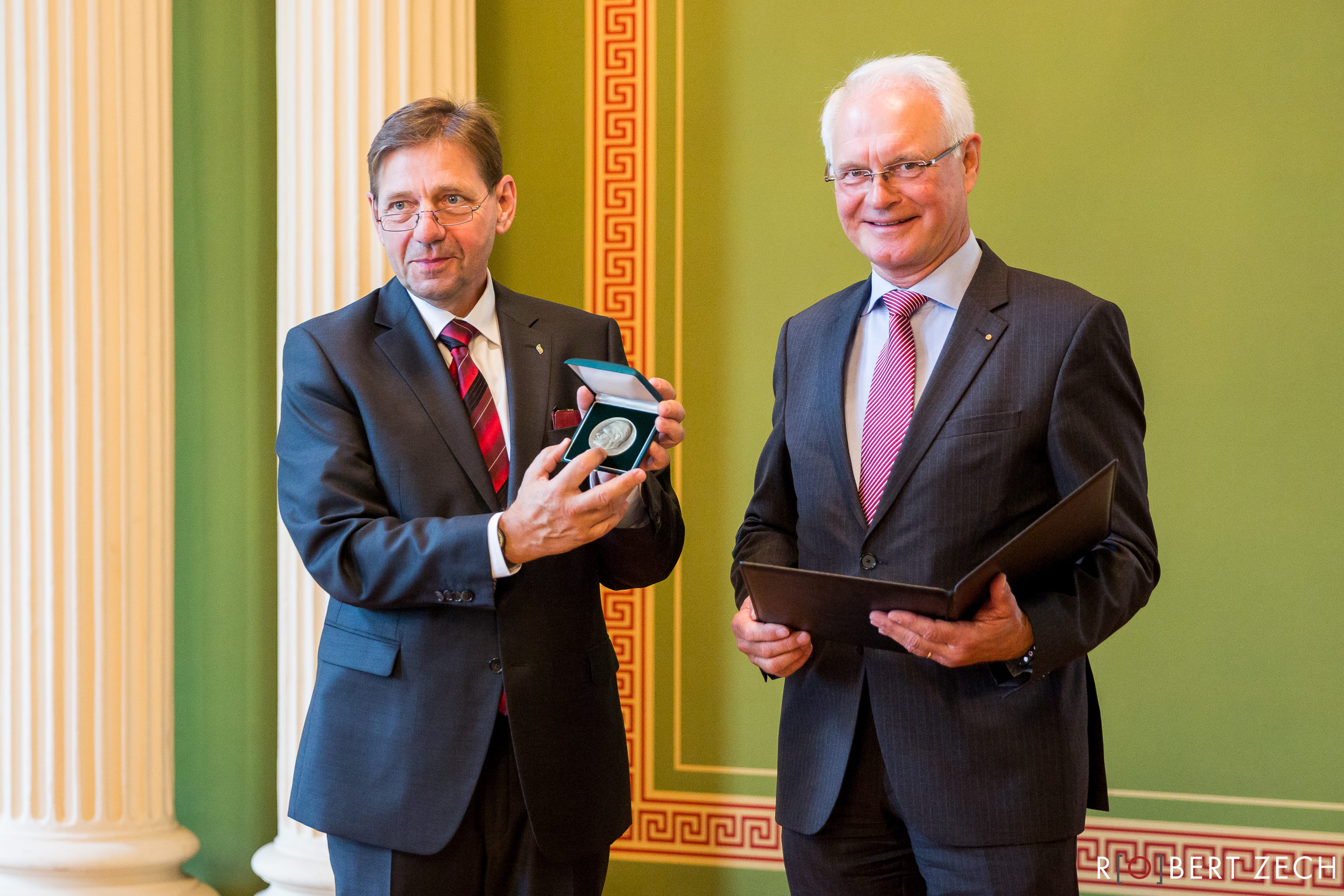 Verleihung Otto-Appel-Denkmünze an Prof. Dr. Bernd Böhmer. (li.: Präsident und Professor Dr. Georg F. Backhaus; re.: Prof. Dr. Bernd Böhmer) 