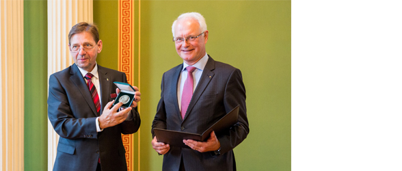 
	Verleihung Otto-Appel-Denkmünze an Prof. Dr. Bernd Böhmer. (li.: Präsident und Professor Dr. Georg F. Backhaus; re.: Prof. Dr. Bernd Böhmer)
