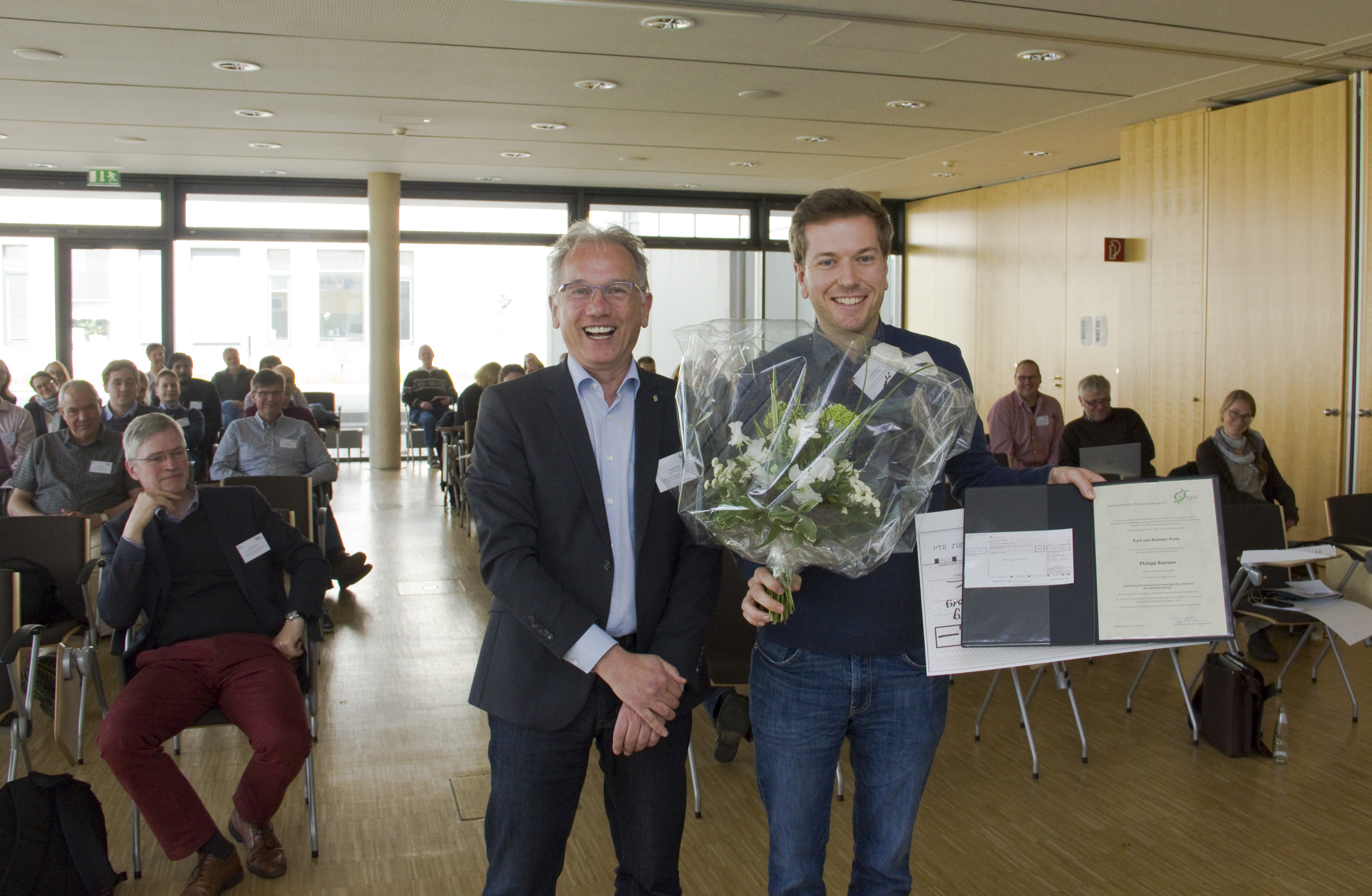 (v.l.) JKI-Präsident Prof. Dr. Frank Ordon gratuliert Dr. Philipp Boeven (Uni Hohenheim, jetzt Limagrain GmbH) zum Rümker-Preis 2019 © J. Kaufmann/JKI