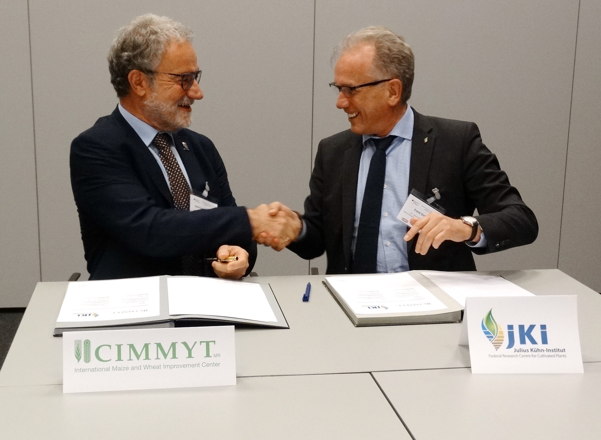 Dr. Hans-Joachim Braun (l.) vom CIMMYT, Mexiko und Prof. Dr. Frank Ordon (r.), Präsident des JKI nach erfolgreicher Unterzeichnung der gemeinsamen Absichtserklärung