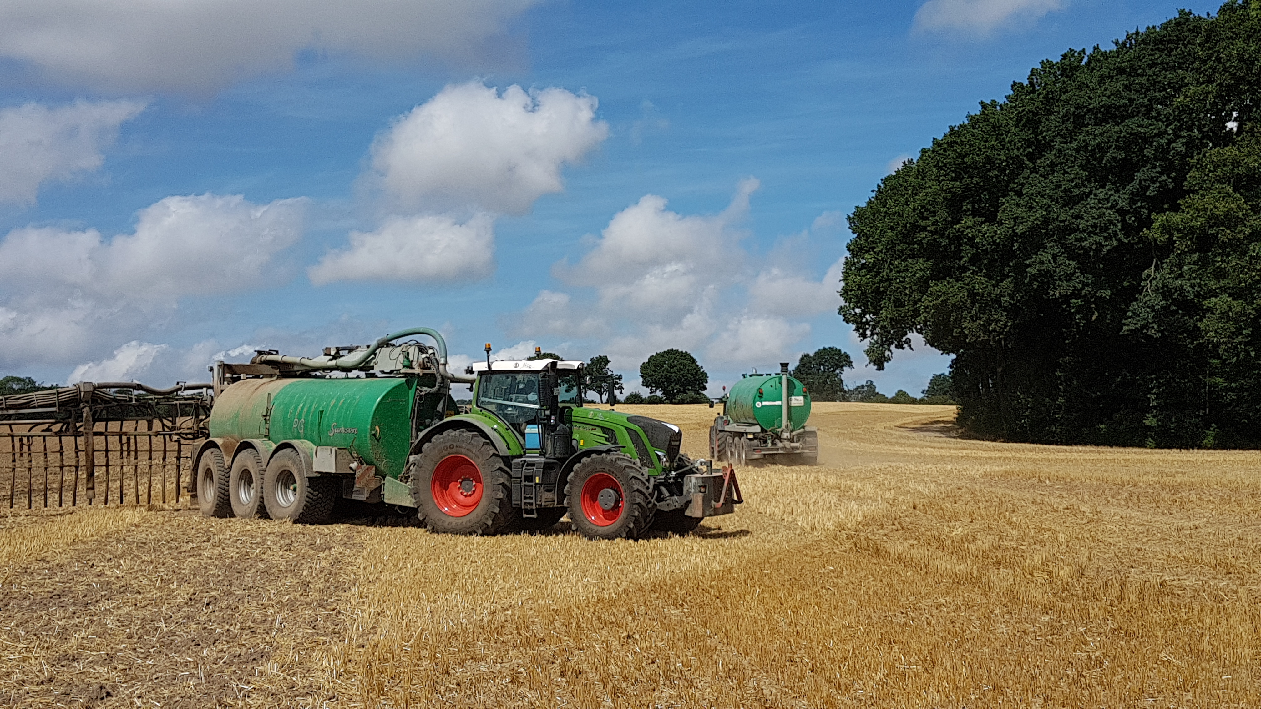 Ein Landwirt bringt auf einem Stoppelacker eines MoNi-Demonstrationsbetriebs Gülle aus. Im Projekt MoNi wird untersucht, wie viel Stickstoff aus solchen Düngemaßnahmen im Grundwasser ankommt. ©JKI