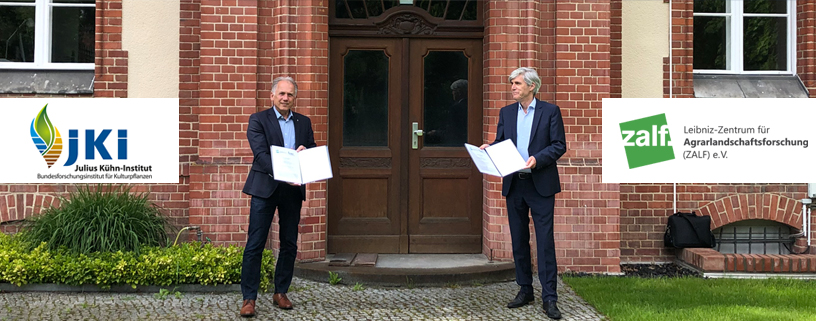 Der Leiter des ZALF Prof. Dr. Frank Ewert (r.) und der Präsident des JKI Prof. Dr. Frank Ordon präsentieren die unterzeichneten Kooperationsverträge vor dem JKI-Eingang in Berlin -Dahlem. © H.Beer/JK