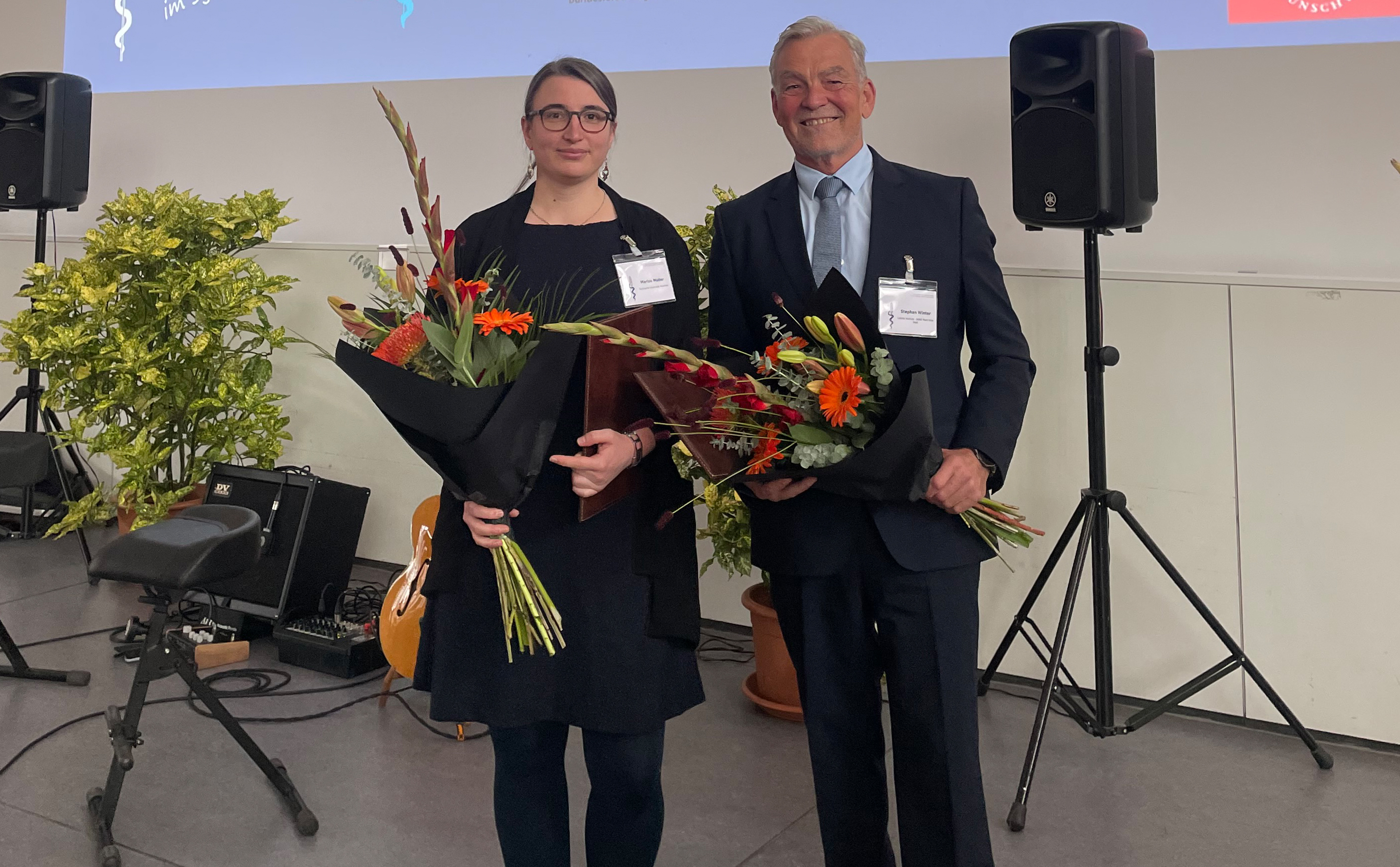 Preisverleihung in Braunschweig: (v.l.n.r) Julius Kühn-Preisträgerin 2025 Dr. Marion C. Müller forscht an der TU München und der Träger der Anton de Bary-Medaille Dr. Stephan Winter wurde für seine Forschungen zu Pflanzenviren geehrt. © S. Barnert/JKI