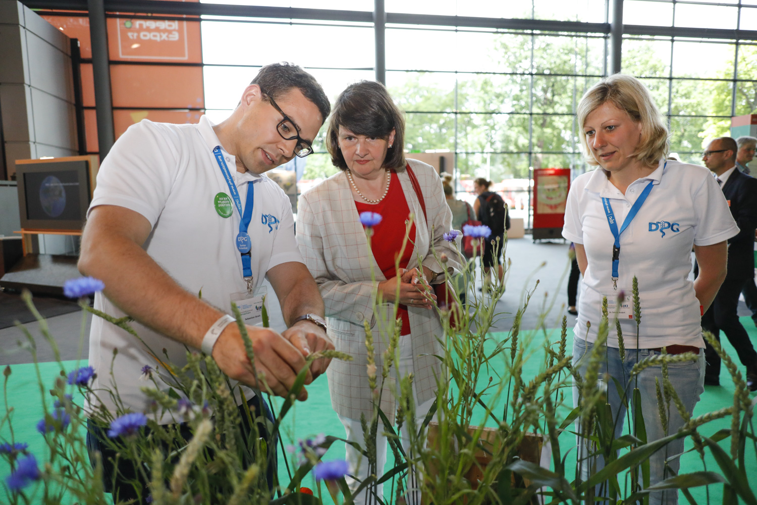 IdeenExpo2017: Besuch Parlamentarische Staatssekretärin Dr. Maria Flachsbarth (BMEL) am Stand der Pflanzenärzte