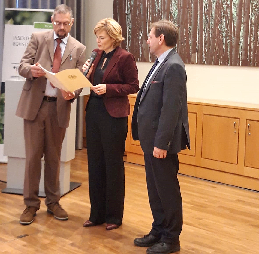 
	Bundesministerin Julia Klöckner übergibt Förderbescheide für FInAL-Forschungsprojekt zur Förderung von Insekten in Agrarlandschaft an die Projektpartner TI, JKI, ZALF und LWK Niedersachsen. © FNR/B. Dehmel
