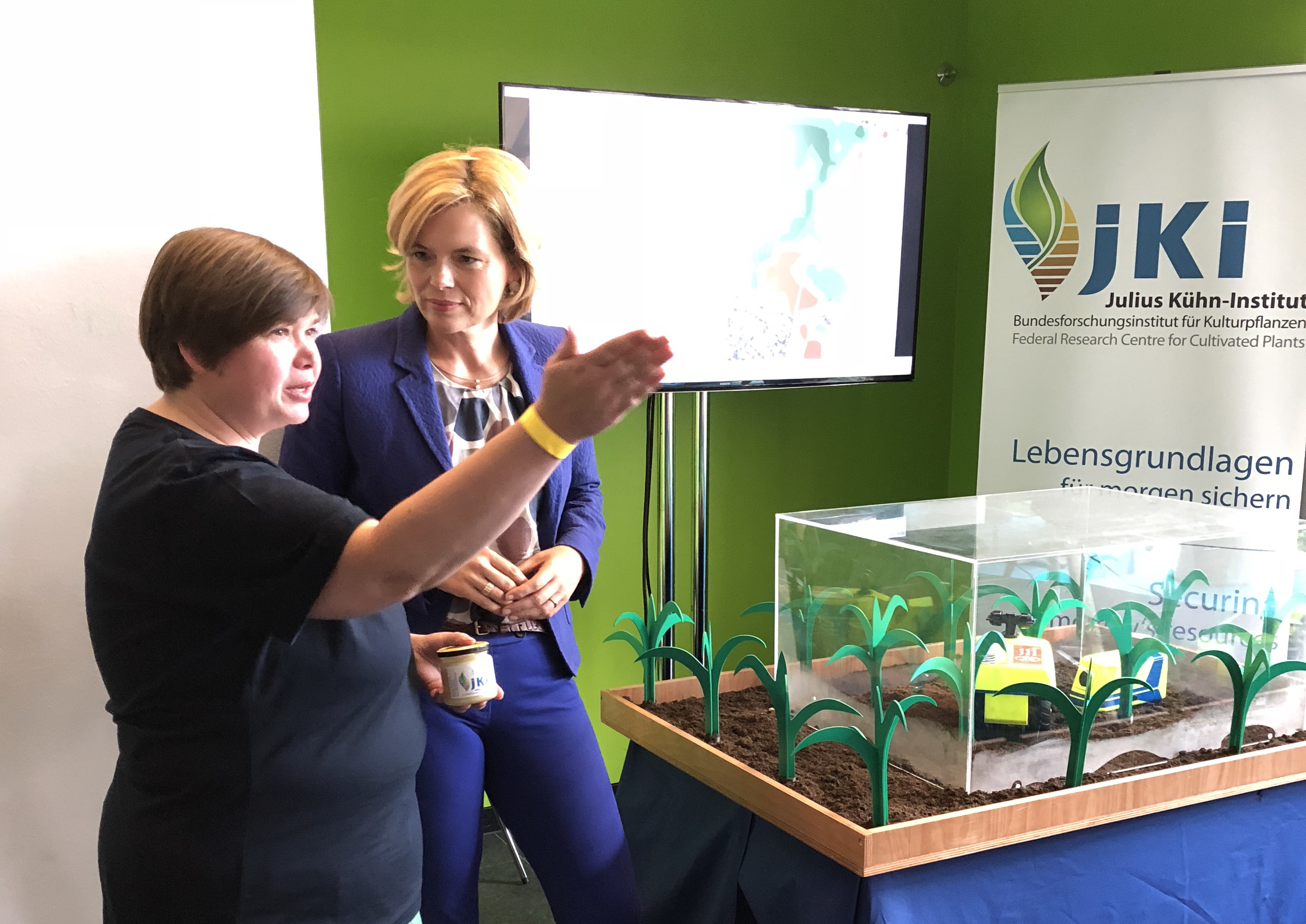 Landwirtschaftsministerin Julia Klöckner besuchte die JKI-Themenstände zum Tag der offenen Tür ihres Ministeriums