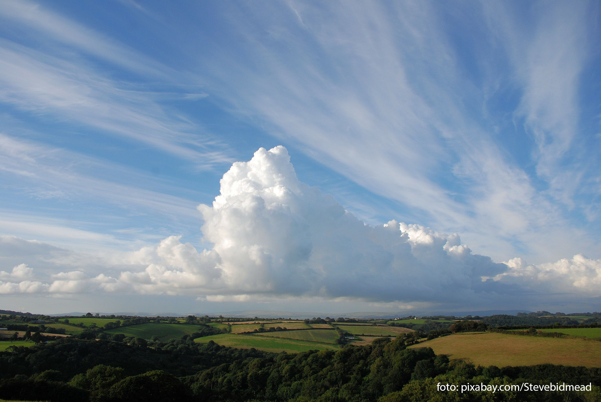 Flache Sommerlandschaft mit viel blauem Himmel