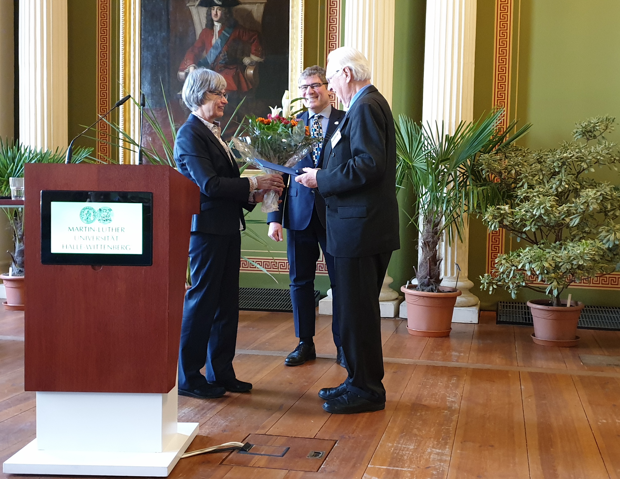 (v.l.) Dr. Heidrun Vogt (JKI) und Dr. Jürgen Gross (DGaaE-Präsident) gratulieren Prof. Fred Klingauf zur Auszeichnung mit der Escherich-Medaille am 11.3.2019.© Katja Kramp/Senckenberginstitut (Müncheberg)