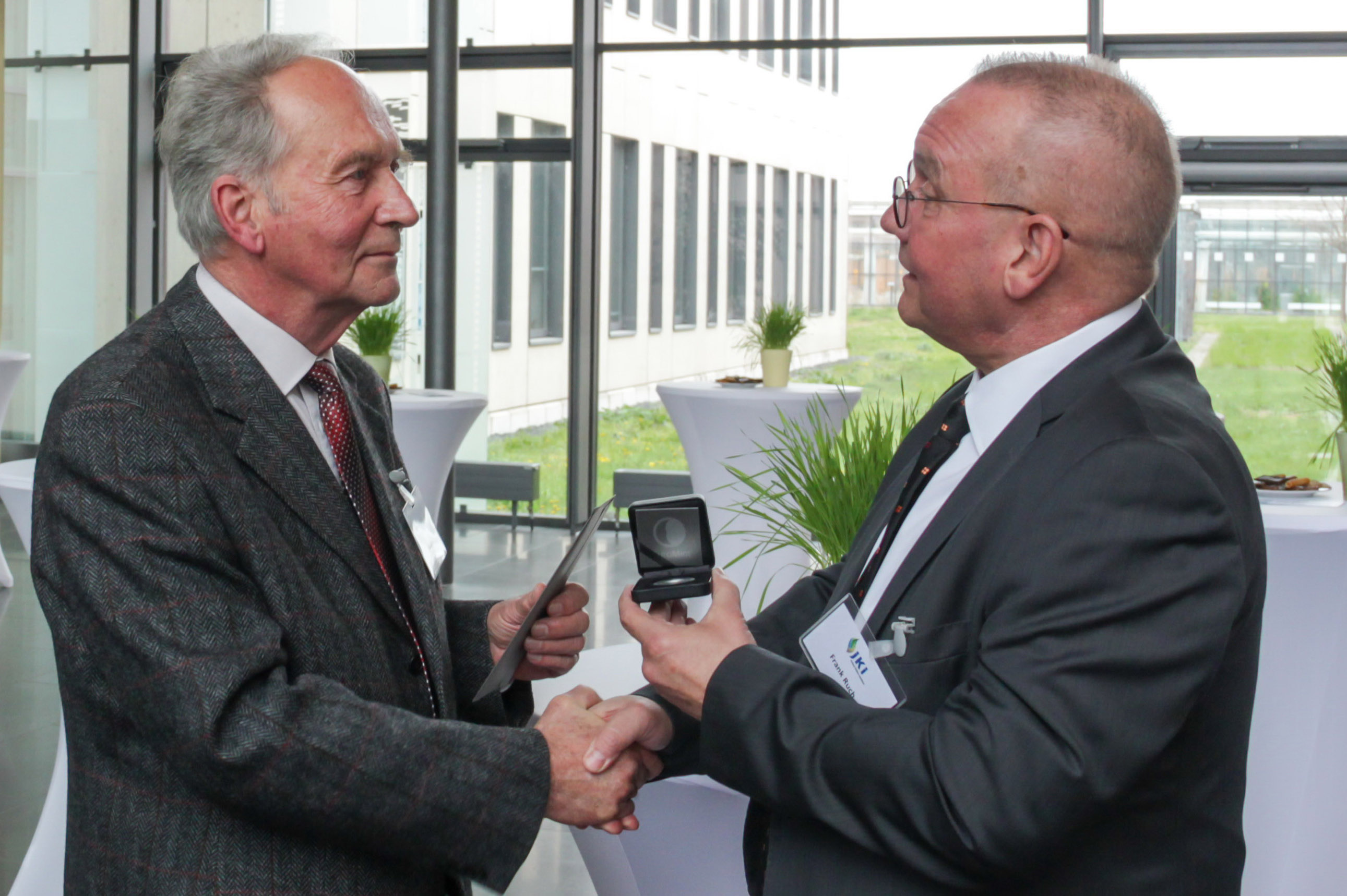 Quedlinburgs Oberbürgermeister Frank Ruch (r.) gratuliert Manfred Neumann nachträglich zum Geburtstag und überreicht Medaille der Stadt © Kaufmann/JKI