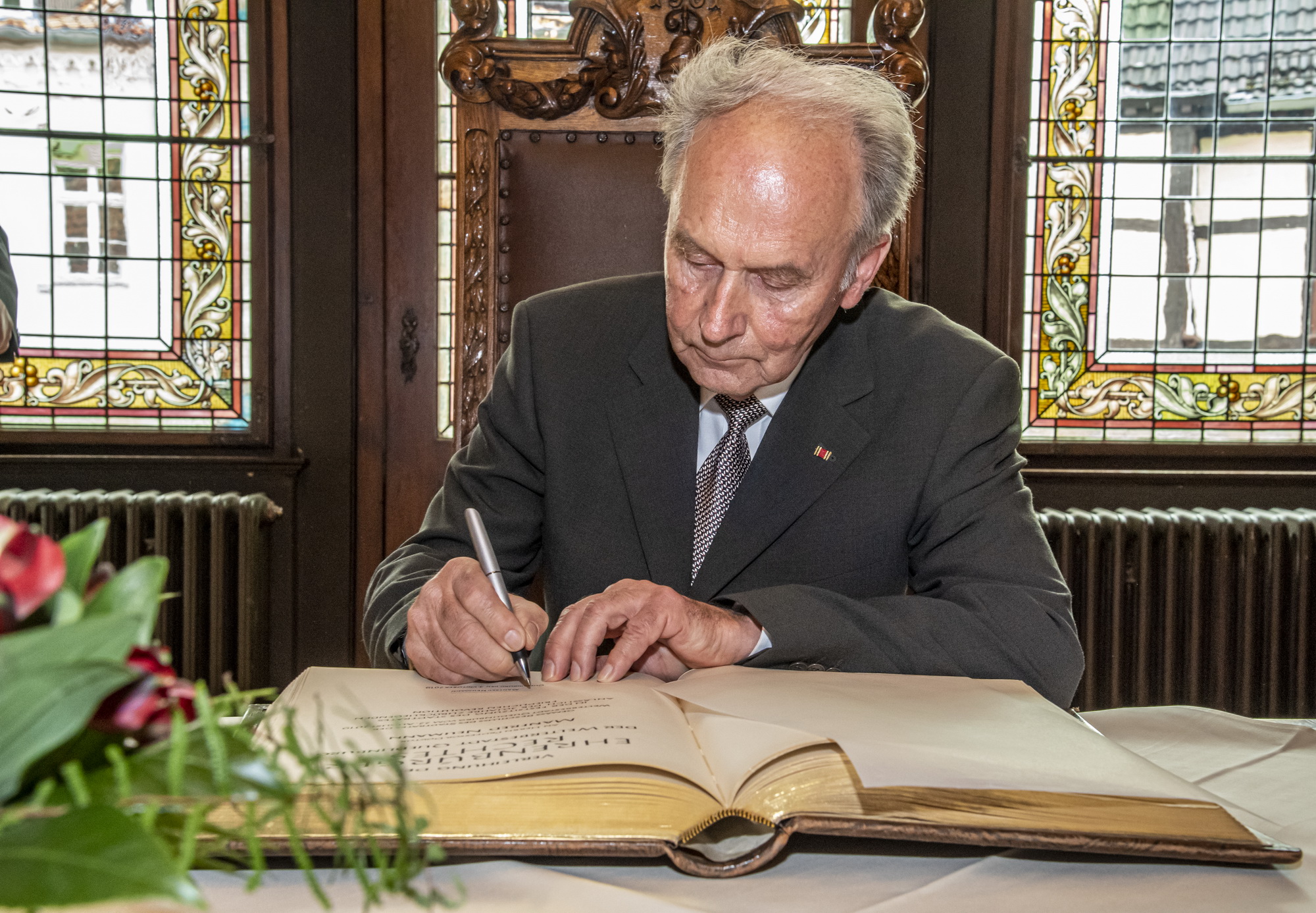 Dr. Neumann trägt sich anlässlich der verliehenen Ehrenbürgerschaft ins Goledene Buch der Stadt Quedlinburg ein. © Jürgen Meusel