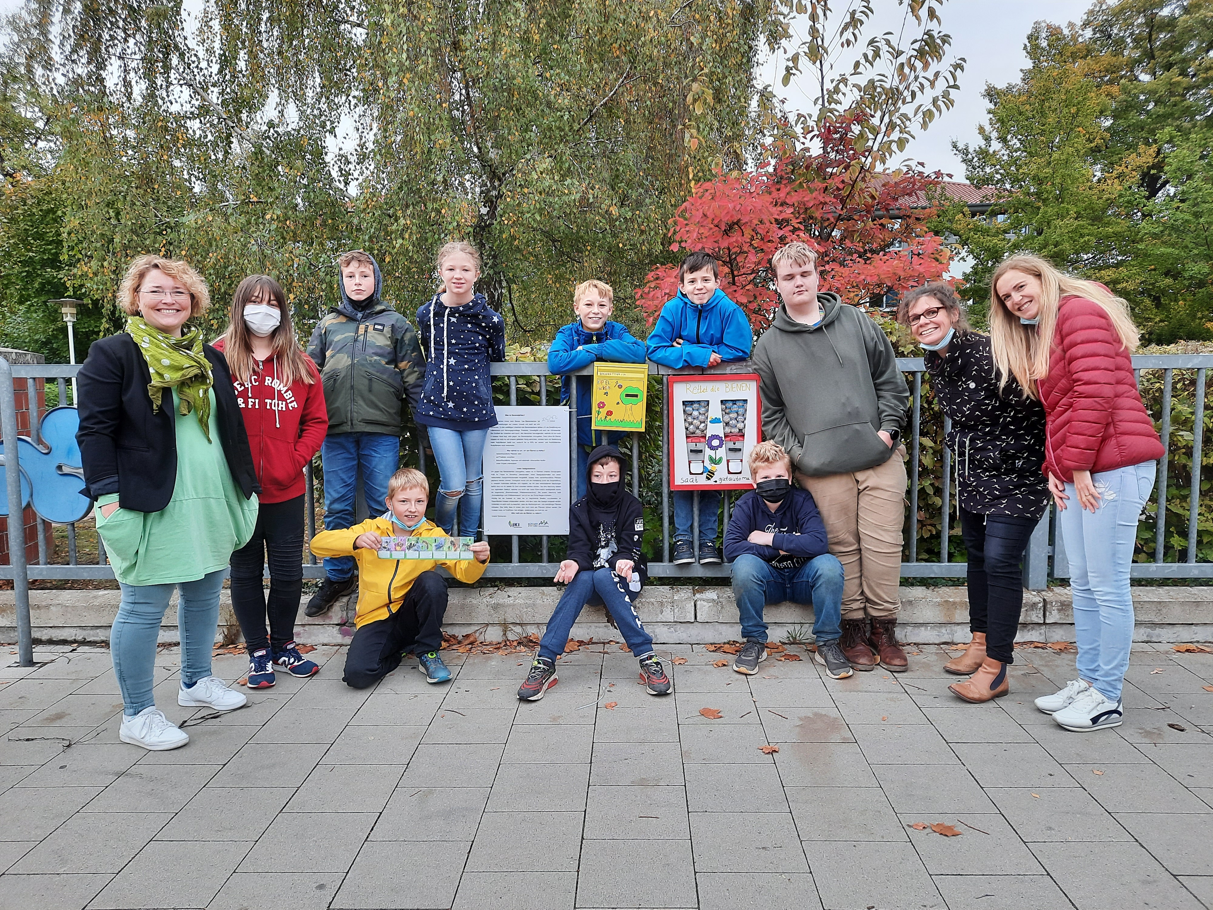 SchuelerInnen der IGS Querum am fertigen Saatgutautomaten. ©IGS Querum