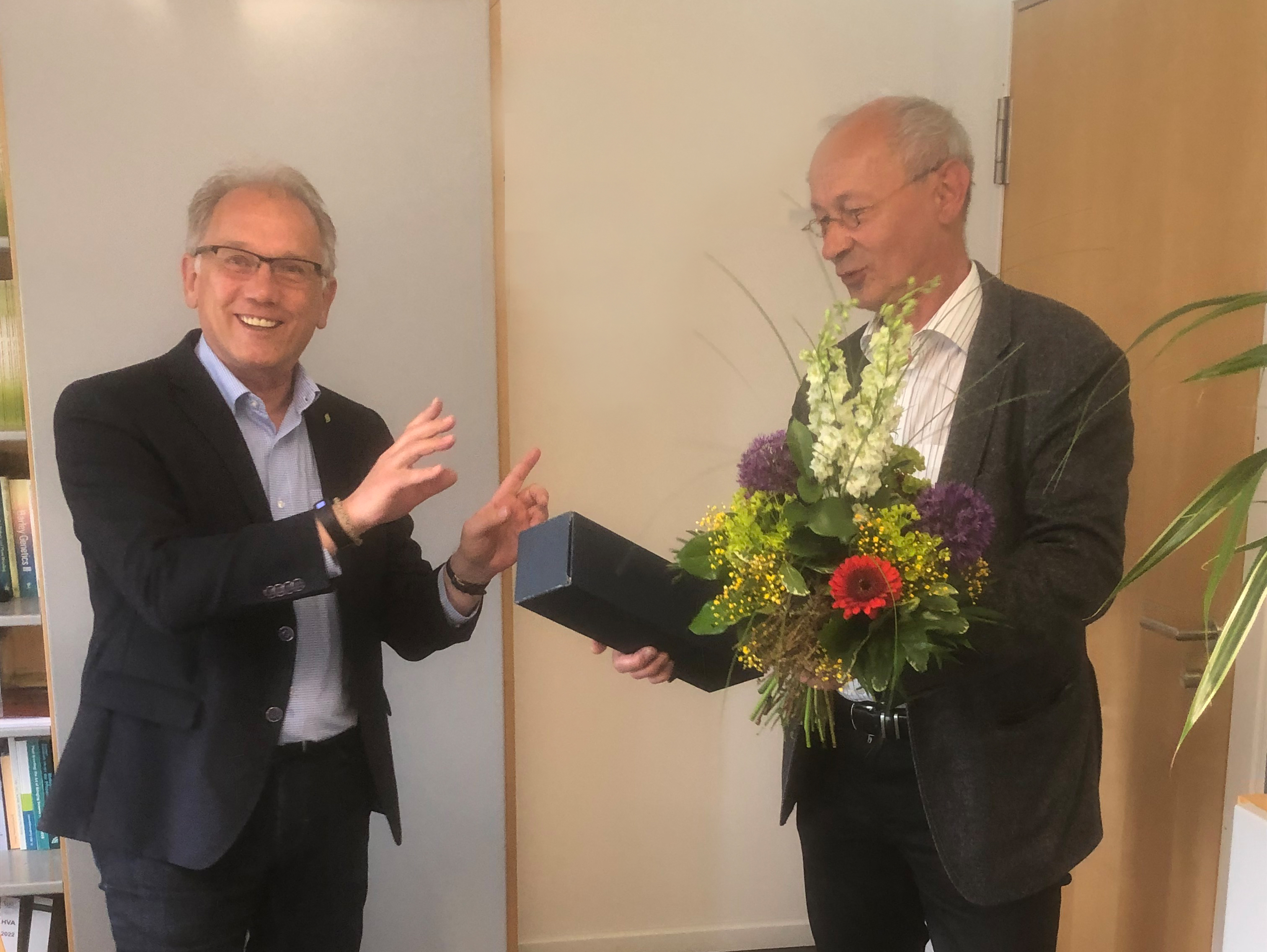 Zum Abschied gab es von JKI-Präsident Ordon (links) Blumen und Wein. © F. Bittner/JKI