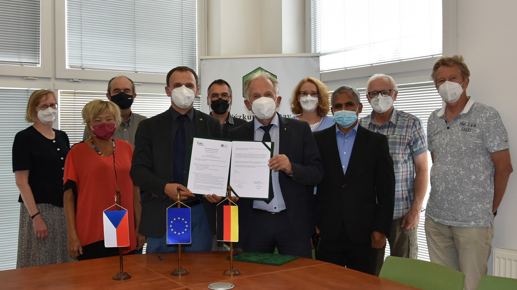 Nach erfolgreicher Vertragsunterzeichnung in Prag, die Forschenden des Staatlichen Instiuts für Nutzpflanzenforschung Tschechiens und JKI-Präsident Ordon (Mitte).