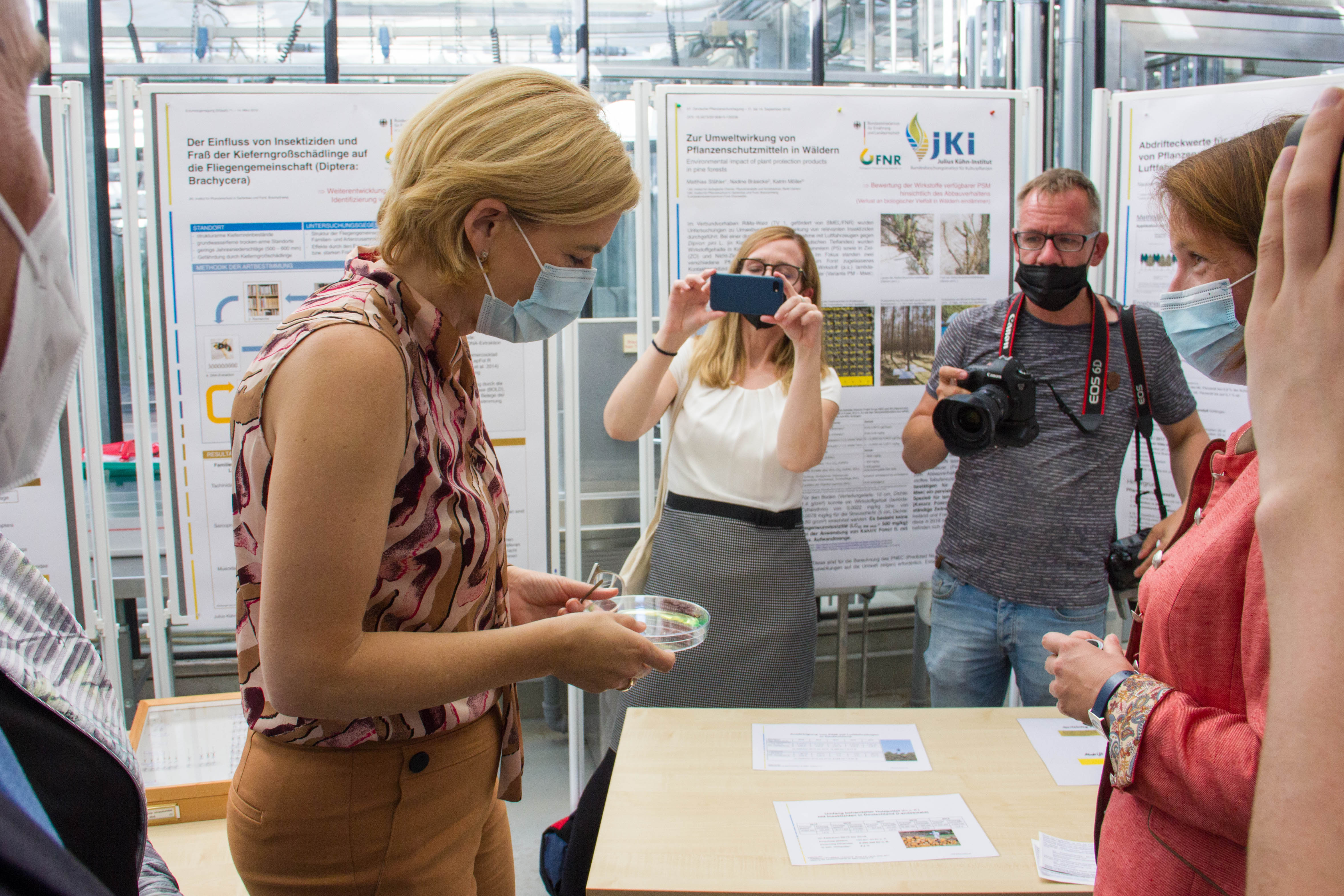 JKI-Forstentomlogin Dr. Nadine Bräsike (rechts) erklärt Bundesministerin Klöckner beim JKI-Besuch ihre Forschung zu Fluoreszenzfarbstoffen zur Messung der Abdrift von Pflanzenschutzmitteln im Wald. © J.Kaufmann/JKI