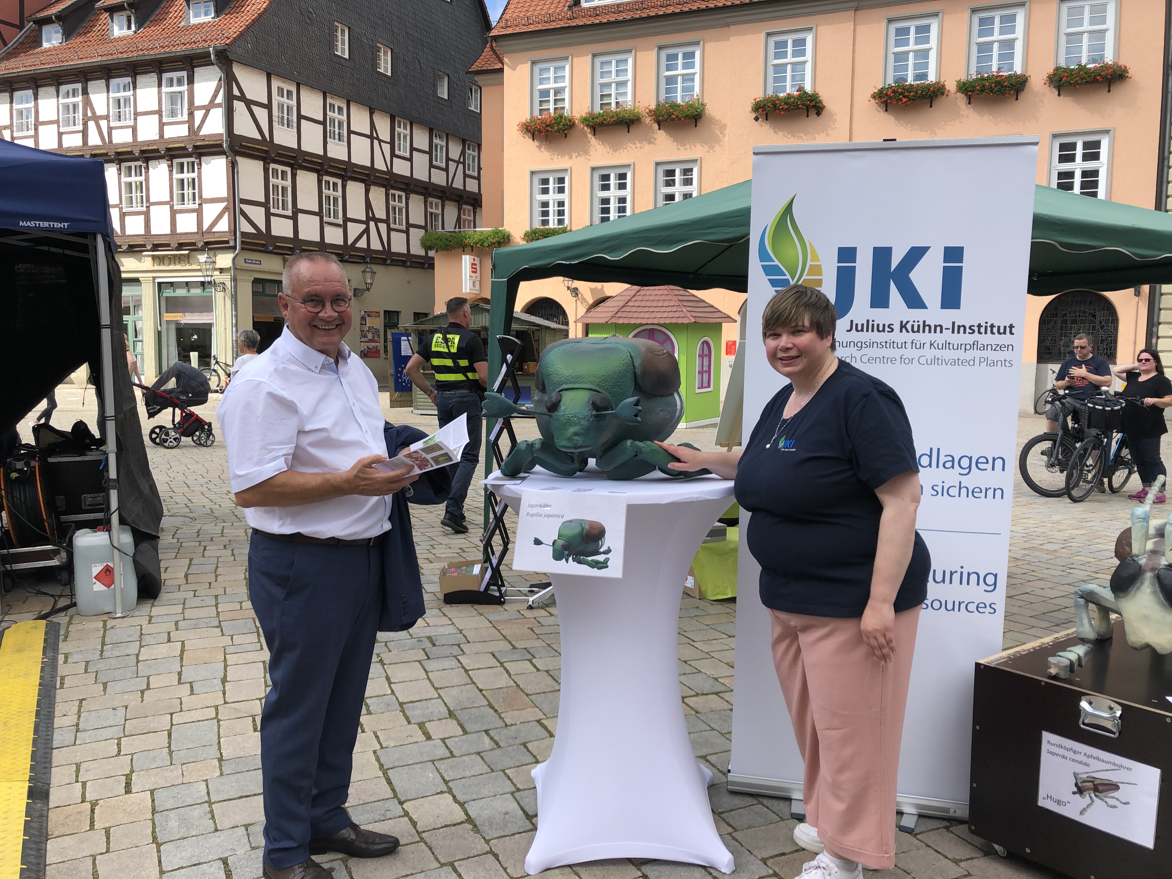 Quedlinburgs Oberbürgermeister Frank Ruch (CDU) besucht den JKI-Stand bei Bürgerfrühstück auf dem Marktplatz (11.9.21) © S. Hahn/JKI