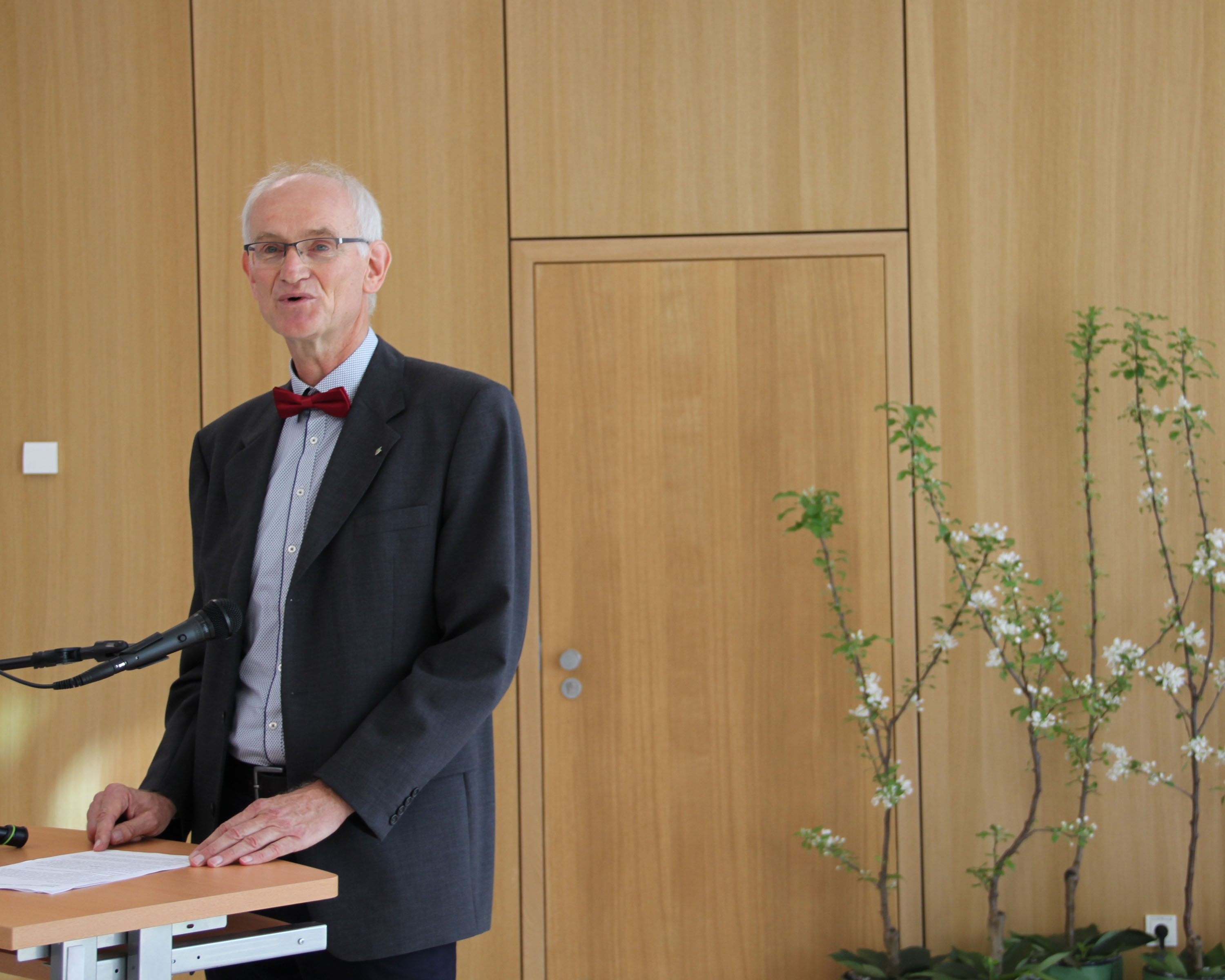Institutsleiter Jelkmann begrüßt Gäste und Mitarbeitende des Instituts. © Leefken/JKI