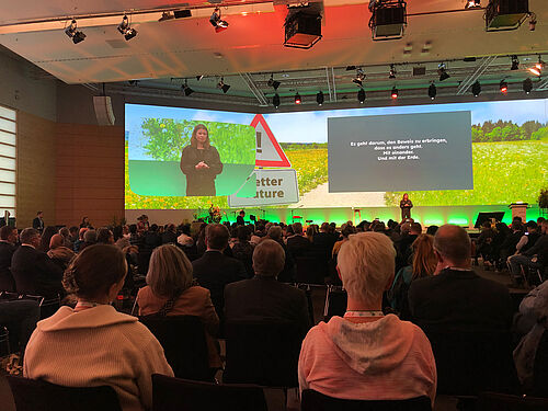 Neugebauer, die durch die Fridays-for-Future-Bewegung  bekannt wurde war Keynote-Speakerin auf der Eröffnungszeremonie der Biofach26. © S. Hahn/JKI