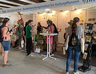 JKI-Stand in Ausstellungshalle. © Sarah Barnert/JKI