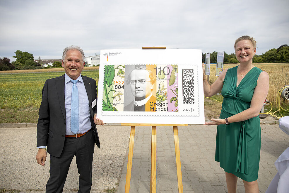 v.l. JKI-Präsident Prof. Dr. Frank Ordon und die Staatssekretärin im Bundesfinanzministerium Dr. Luise Hölscher präsentieren am JKI Berlin die neue Sonderbriefmarke anlässlich des 200. Geburtstags von Gregor Mendel © J. Zappner/Gregor Mendel Stiftung