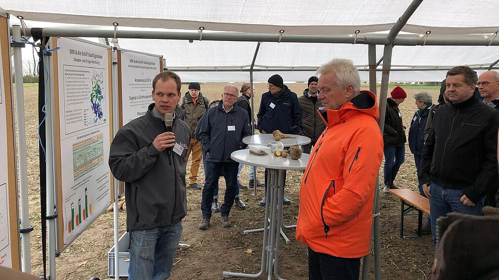 Dr. Johannes Hausmann (JKI) präsentiert die Forschungsergebnisse dem Bundesminister Alois Rainer. © Stefanie Hahn/JKI