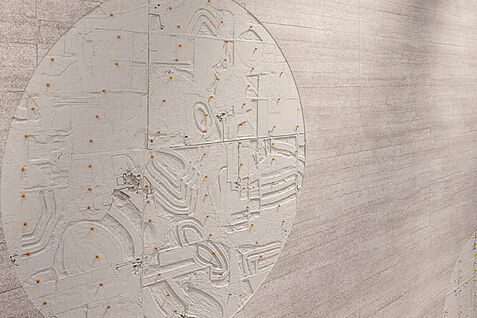 1. Preis: stoebo - Bogman & Störmer, Berlin (© Bundesamt Bauwesen und Raumordnung) Sieger-Beitrag: Kunstwerk "Die gute Erde" aus sieben flachen Betonreliefs von stoebo – Bogman & Störmer.