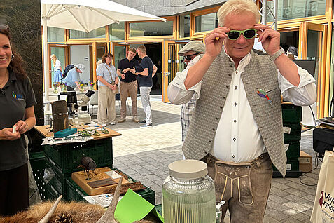 Bundesminister Alois Rainer informiert sich beim Tag der offenen Tür des BMLEH am Stand des JKI-Instituts für Waldschutz über die Erforschung des Borkenkäfers. Foto: JKI