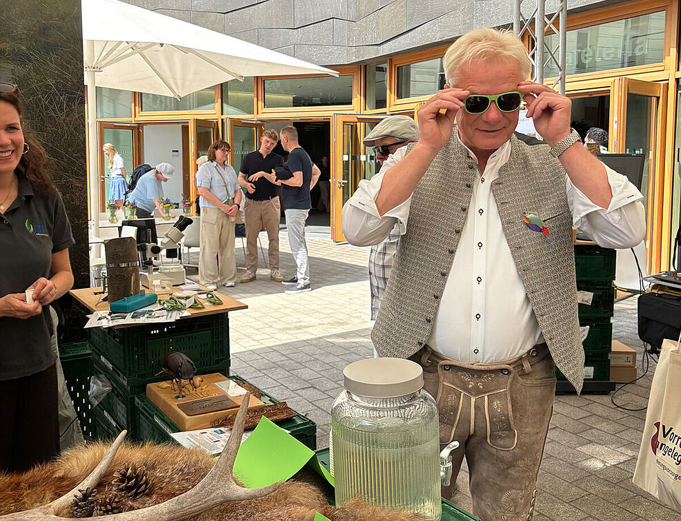 
	Bundesminister Alois Rainer informiert sich beim Tag der offenen Tür des BMLEH am Stand des JKI-Instituts für Waldschutz über die Erforschung des Borkenkäfers. Foto: JKI
