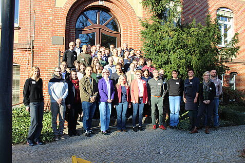 Gruppenbild der Projektteilnehmenden auf der Abschlussveranstaltung. (© Arganese/JKI) Gruppenbild der Projektteilnehmenden auf der Abschlussveranstaltung.