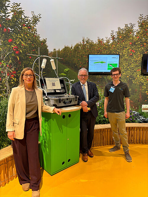 JKI-Präsident Prof. Dr. Frank Ordon am sogenannten Duftstoffsammler, mit Constanze Berwarth und Sebastian Faus (beide OW). Mit dem Duftstoffsammler können flüchtige Botenstoffe von Pflanzen erfasst und ihre anlockende oder vergrämende Wirkung bestimmt werden. © S. Barnert/JKI