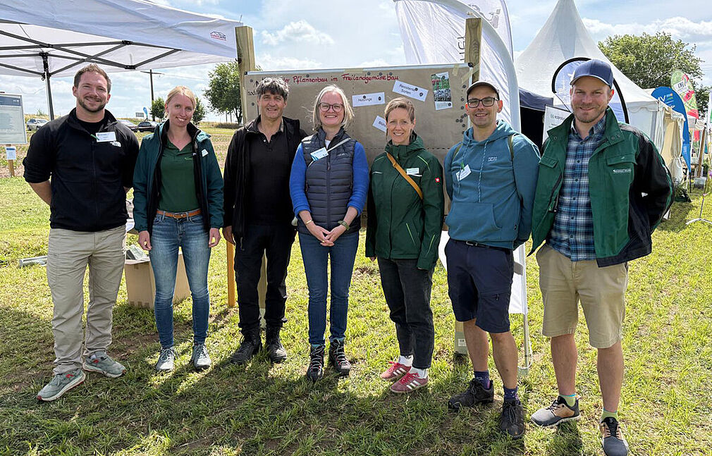 Das Vorhaben wurde erstmalig Anfang Juli 2026 auf dem Feldtag der Gemüsebranche in Gülzow vorgestellt. Dazu traf sich die Projektkoordination mit allen Partnereinrichtungen aus den Modellregionen. © JKI