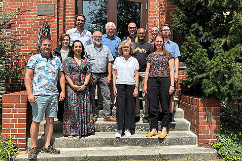 Crop Model Workshop am JKI-Standort Berlin-Dahlem mit den Kolleginnen und Kollegen: Dr. Monique Branco Vieira, Dörthe Krause, Dr. Christian Kohl, Dr. Til Feike, Dr. Hella Kehlenbeck – Leiterin des Instituts für Strategien und Folgenabschätzung – und Dr. Ralf Wilhelm – Leiter des Instituts für die Sicherheit biotechnologischer Verfahren bei Pflanzen. 