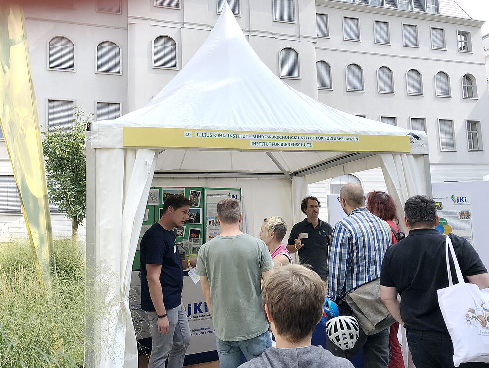
	Der Zelt-Stand des Fachinstituts für Bienenschutz des JKI war meist dicht umlagert.
