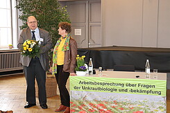 Frau Prof. Dr. Bärbel Gerowitt ehrt Herrn Vizepräsidenten und Professor a.D. Dr. Peter Zwerger für seine Arbeit als langjähriger Vorsitzender des Programmkomitees der Unkrauttagung.