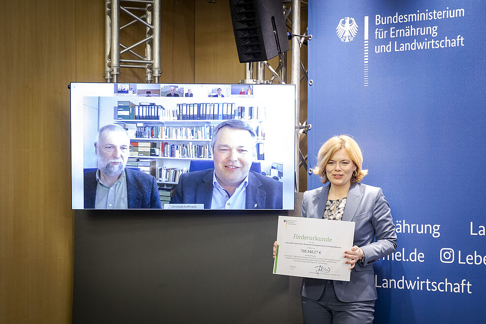 v.r.: Landwirtschaftsministerin Julia Klöckner übergibt den JKI-Koordinatoren von VectoScreen Dr. Christoph Hoffmann und Dr. Michael Maixner den Förderbescheid des BMEL © BMEL/Photothek/Schmitz