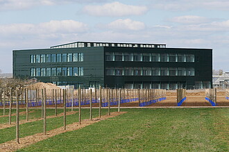 Außenansicht des neuen Institutsgebäude (errichtet 2018) in Dossenheim.