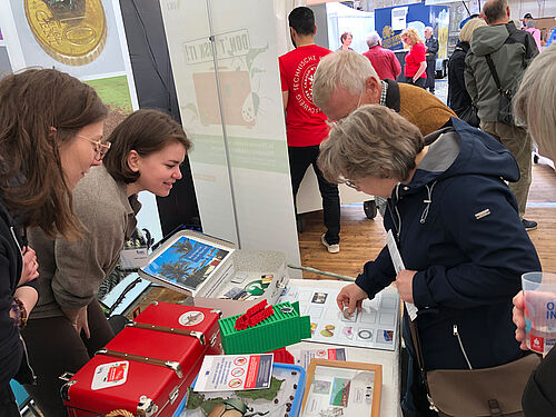 Besuchende testen am JKI-Stand zum Tag der Niedersachsen im Quiz Wissen, welche gefährlichen Schadorganismen, die potenziell unsere heimische Flora und Fauna bedrohen, mit Pflanzen, Obst- und Gemüse, Saatgut, Holzverpackungen oder gar anhaftender Erde an Wanderschuhen nach Europa eingeschleppt werden können. © S. Hahn/JKI