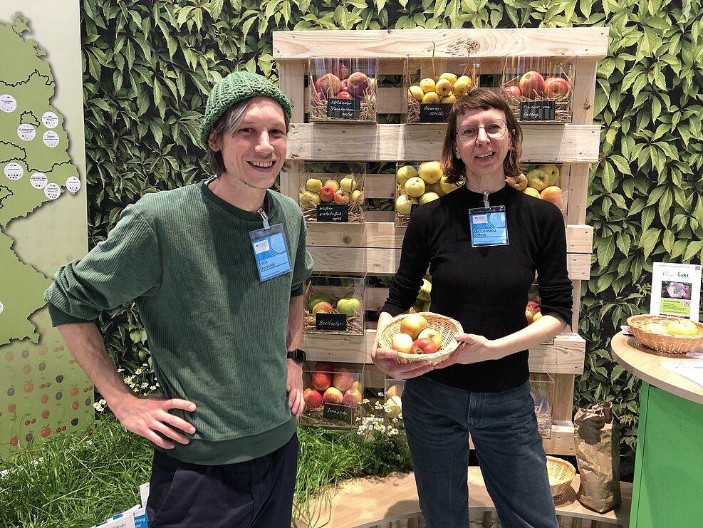 
	v.l. Für Felix Dominik und Dr. Cornelia Löhne vom Botanischen Garten Uni Bonn war es eine Grüne-Woche-Premiere und diese Einrichtung ist noch recht frisch im DGO-Netzwerk.
