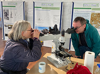 Die Laufkundschaft konnte lebendige Fadenwürmer im Kühn-und-Klug-Laden beobachten. Foto: JKI