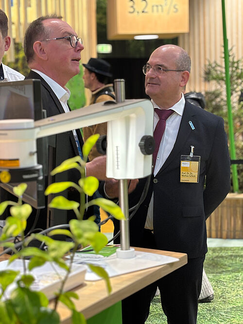 Staatssekretär Prof. Dr. Dr. Markus Schick im Gespräch mit Prof. Dr. Johannes Jehle. © S. Barnert/JKI